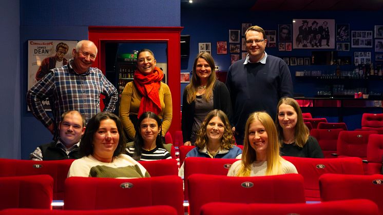 (v.l.): Heinz Rigbers, Betriebsleiter und Prokurist des Kinos, Eylem Ender-von Döllen, regionale Projektkoordinatorin "spots.", Monika Reimer und Michael Otten, beide Lehrkräfte für besondere Aufgaben an der Uni, zusammen mit den Studierenden.