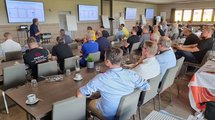 Lösungsorientierte Vorträge von Fachexperten aus dem Bereich Decke stehen bei den Praxistagen der Fachgruppe Trockenbau, wie hier in Oberhausen, auf dem Programm. Foto: hagebau (Abdruck honorarfrei)