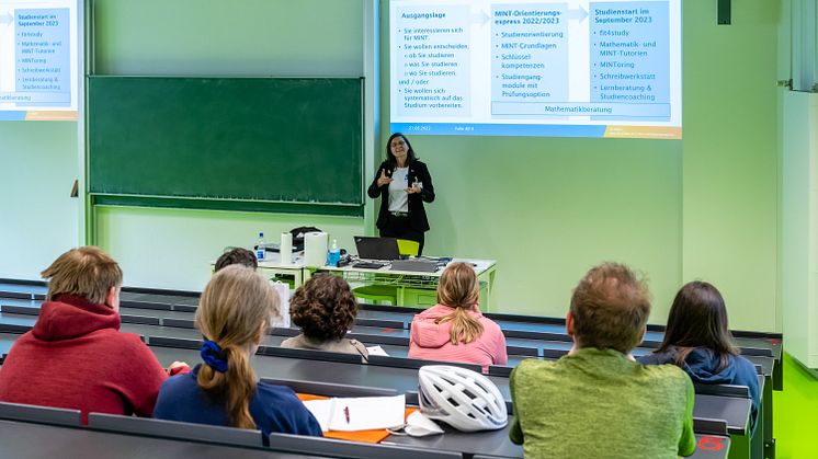 Studium ja, aber welcher Studiengang? Wer bei der Entscheidung unsicher ist, kann sich für den Orientierungsexpress Sprinter der TH Wildau anmelden und ein Semester Studienluft schnuppern. (Bild: Ulf Büschleb)
