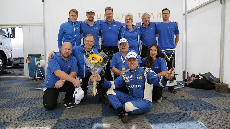 Dacia Dealer team firar efter segern på Ring Knutstorp