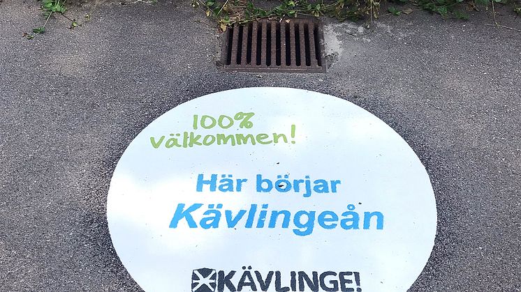 På 10 stycken platser runt om i Furulund och Kävlinge kan förbipasserande se dessa tryck i anslutning till dagvattenbrunnarna.