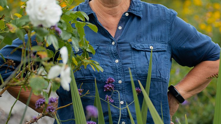 Ingrid Thörnqvist framifrån med blommor