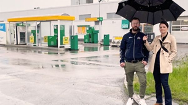 Stationschef Fredrik Engström och regionchef Camilla Blennow framför Bilprovningens nya station på Hanögatan i Malmö