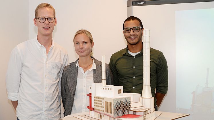 Vinnande studentteamet "Close to Heart" med en visualisering av deras bidrag. Från vänster: David Elofsson, Beatrice Dryselius och Mohamed Ossama. (Modellen ingick inte i det ursprungliga tävlingsbidraget.) Foto: Annika Wiel Hvannberg