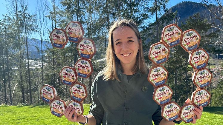 Markenbotschafterin Biathletin Franziska Preuß feiert mit und gratuliert.