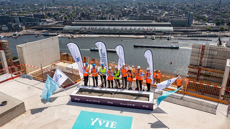 Auf 110 Metern Höhe mit Blick auf den Fluß Ij und den Amsterdamer Bahnhof: Herrliche Aussicht beim gestrigen "topping out" Event in der niederländischen Metropole. 