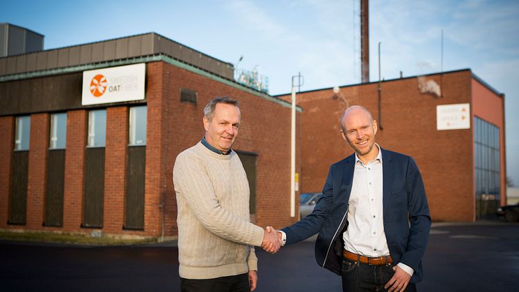Peo Crona från Swedish Oat Fiber och Jonas Sörensson från Pemco Energi utanför fabriken i Bua