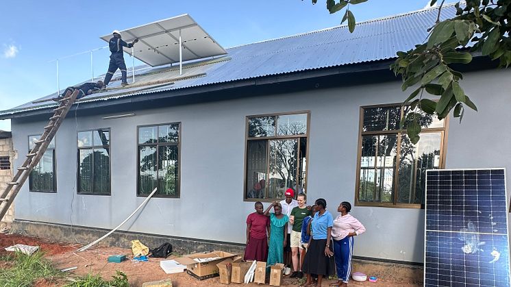 Solcelleanlegget sørger for pålitelig strøm og stabil internettilkobling på en skole i Tanzania.