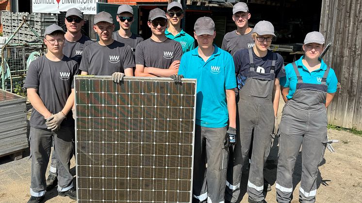 Azubis von Westfalen Weser vor Ort: Christian Wins, Marco Becker, Alexander Gerzen, Collin Koch, Moritz Suerland, Hannu Kuhnke, Jan Lippe, Leonard Plümpe, Timo Wittenbrink und Ira Bahners prüften PV-Anlagen auf ihre Funktionsfähigkeit.