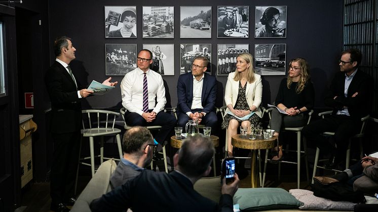 Ibrahim Baylan, näringsminister, Björn Hellman, vd Livsmedelsföretagen, Lars Appelqvist, vd Löfbergs, Anna Malmhake, vd The Absolut Company, Malin Jennerholm, vd Orkla Confectionery & Snacks, Anders Fredriksson, vd Norrmejerier