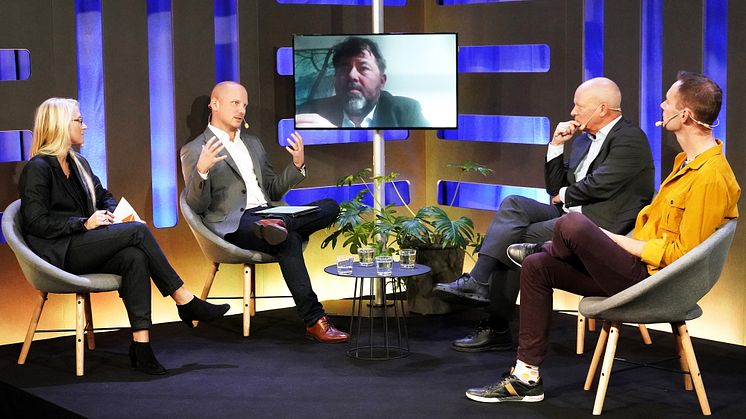 Panelsamtal med Sofia Heintz, Sveriges Allmännytta, Christian Sterner, Svensk Byggtjänst, Fredrik Tamm, PublicInsight (på skärmen), Lars Redtzer, Byggföretagen och Fredrik Bauer, programledare.