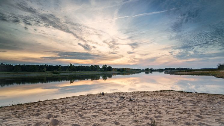 Ein Motiv der DB Kampagne und der 16 Bundesländer ist eine Aufnahme der Flusslandschaft Elbe. Foto: TMB-Fotoarchiv Yorck Maecke. 