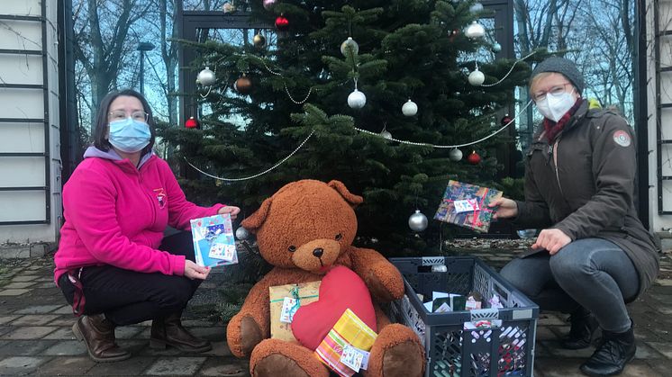 Kerstin Stadler von Bärenherz (li.) mit Sabine Müller-Gora und den vielen schönen Geschenken