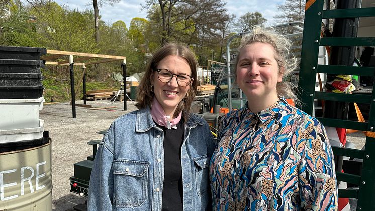 Paulina Ek och Sara Bergman framför bygget av Boulebar Tanto. 