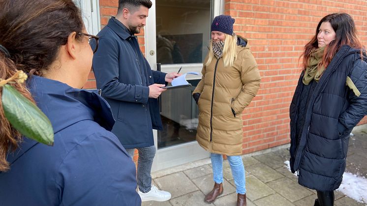 Arber Jasharaj från stiftelsen Tryggare Sverige utbildar områdesutvecklare från Helsingborgshem i trygghetscertifieringen BoTryggt2030. Delar av utbildningen genomfördes på Pålsjö Östra i Helsingborg som överlag får gott betyg under genomgången.