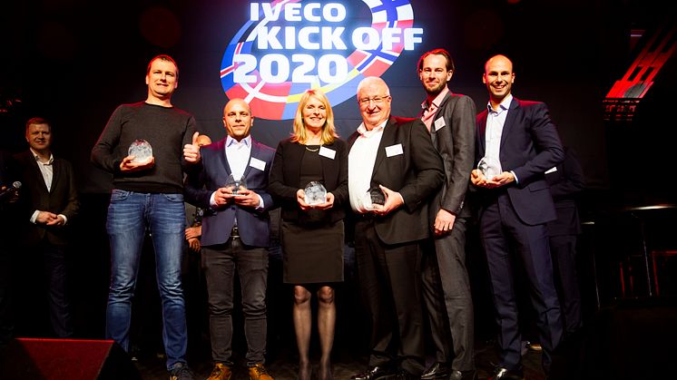 Alle de nordiske og baltiske vindere af Årets IVECO-forhandler 2020. Fjerde fra venstre er Gert Hansen, direktør hos REA Erhvervsbiler A/S.