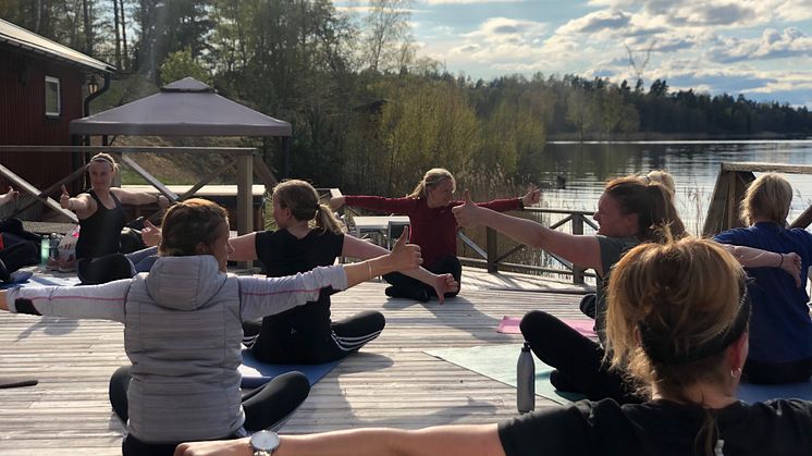 Träningsgrupp med yoga på bryggan, Thoresta Herrgård