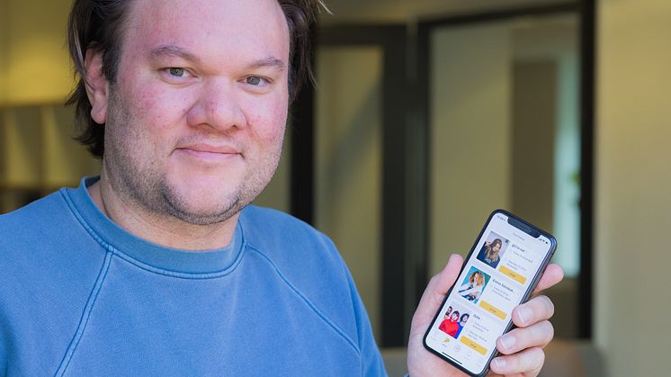 Simen Idsøe Eidsvåg med Fantasy Music Manager-appen og tre av de mest populære artistene i spillet. 
