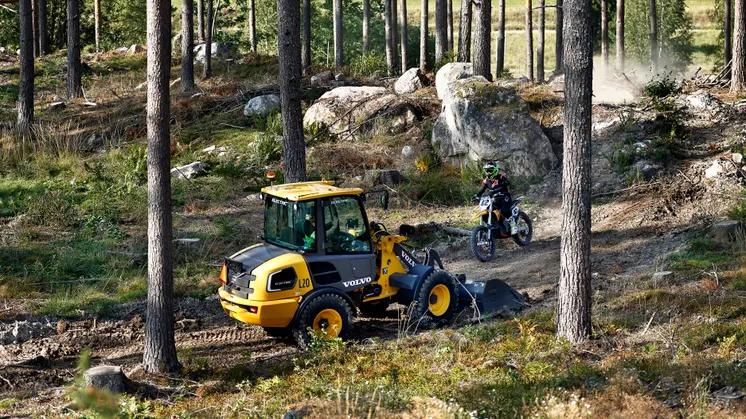 Den elektriska hjullastaren Volvo L20 Electric tillsammans med den eldrivna motorcykeln Stark VARG inför GGN.