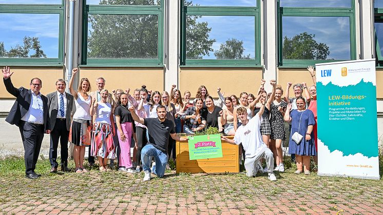  Im Beisein von Schulleiter Martin Neumann und dem Klimaschutzbeauftragten des Landratsamts Günzburg, Thomas Steigerwald, hat Walter Albrecht, Leiter Kommunalmanagement (LEW-Gruppe) den Preis offiziell an die Sieger übergeben.