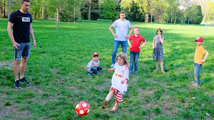 RB-Fußballer kicken im Kinderhospiz Bärenherz mit kleinen Fans um die Wette 