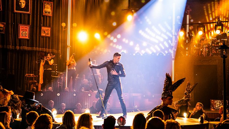 Publiksuccé och stående ovationer för Peter Jöbacks popteater  ”Med Hjärtat Som Insats”