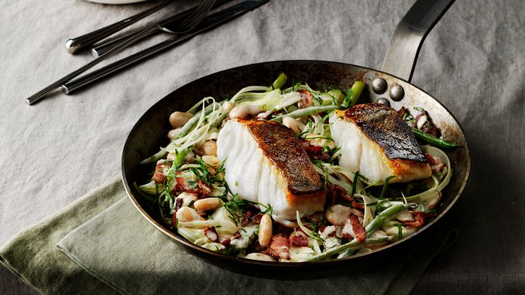 Skrei sartén judías bacon hinojo