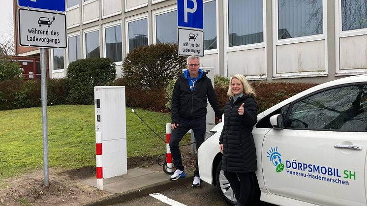 Projektmanager Frank Voß und Kommunalbetreuerin Anne Nielsen vor der neu errichteten E-Ladesäule