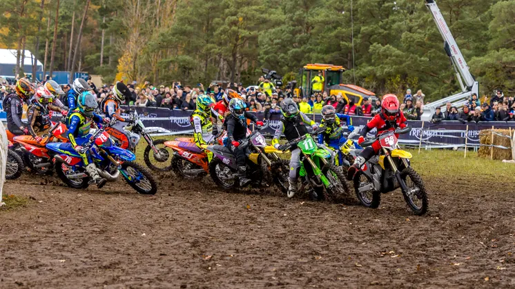 Swecon I Stark Futures EnduroGP-förare David Herbreteau tog holeshot i första kurvan i elitklassen.