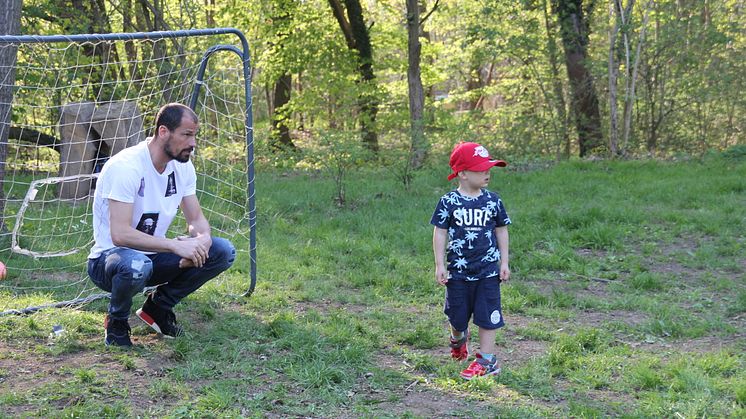 RB-Fußballer kicken im Kinderhospiz Bärenherz mit kleinen Fans um die Wette 