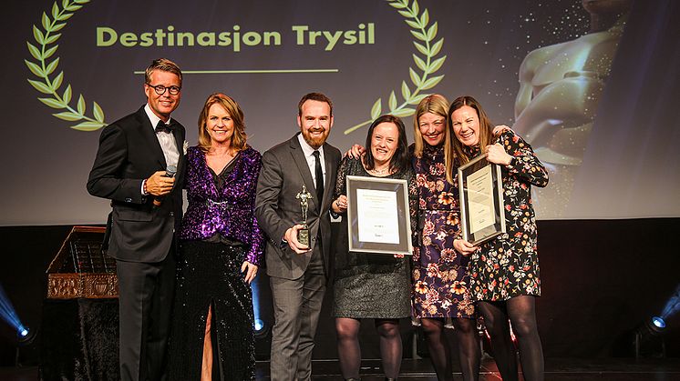Destinasjon Trysil på scenen for å motta prisen som Årets Reiselivsmarkedsfører. Fra høyre: Gro Kveldro Bruksås, Elisabet Søgaard, Bente Nysæter, Olve Norderhaug, Ellen Arnstad (prisutdeler) og konferansier Øyvind Loven.