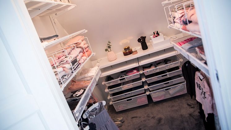 Elfa_walk-in-closet. Vitt Classic i litet utrymme under snedtak.