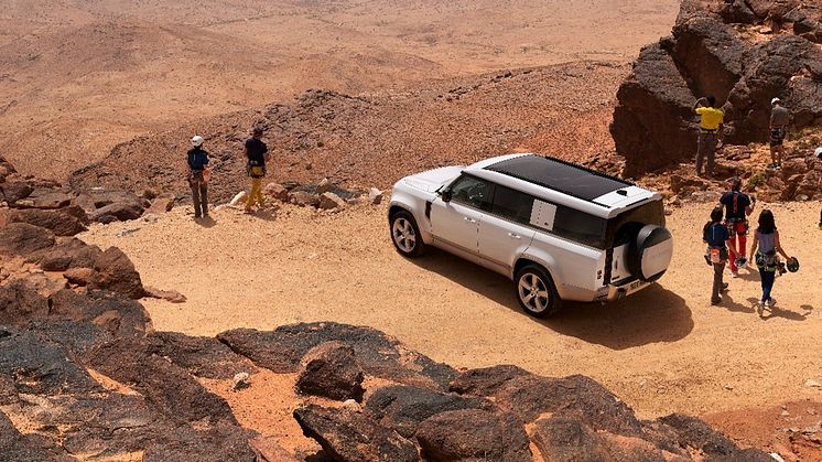 Land Rover presenterer originalvisjonen for Defender-familien med Defender 130, som er ideell for eventyr med opptil åtte passasjerer