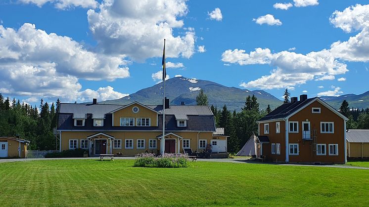 Enaforsholm Fjällgård med Snasahögarna i bakgrunden