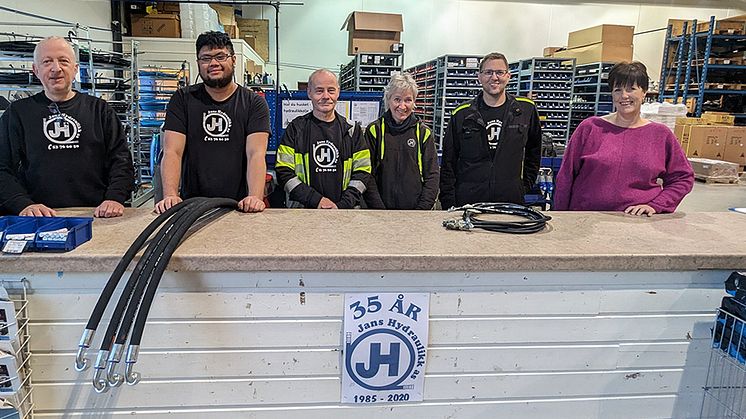 FRA BUTIKKEN: Alle seks ansatte i Jans Hydraulikk blir i selskapet etter at TESS overtar eierskapet. Fra venstre: Jan, Roy William, Bjørn Kåre, Anna, Marius og Grete.