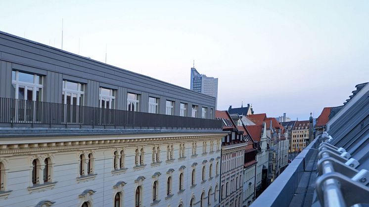 Blick von einem Zimmerbalkon in die Hainstraße des Arthotel ANA Symphonie