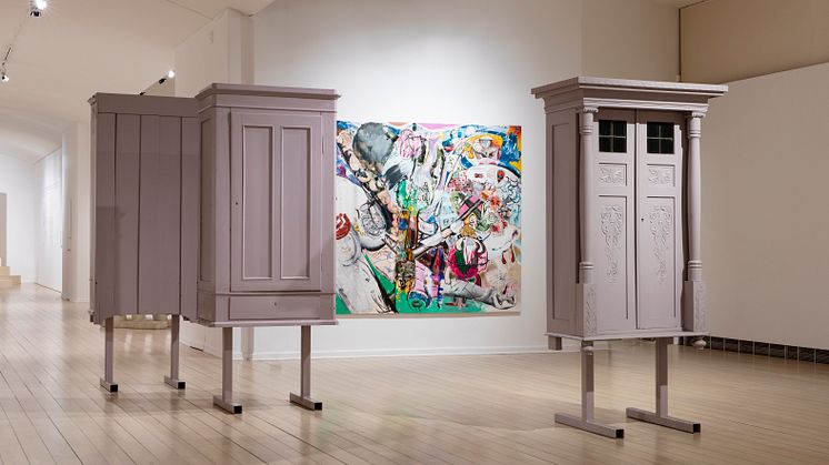 Installationsvy: Truls Melin Untitled och Jukka Korkeila Somewhere there is always someone crying