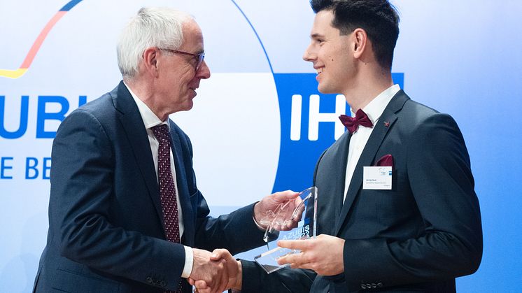 Georg Sauer ist Deutschlands bester Auszubildender für Abwassertechnik seines Jahrgangs. Dafür wurde er jetzt von DIHK-Präsident Peter Adrian in Berlin geehrt. Ein Top-Ergebnis, das zugleich die Ausbildung bei Veolia auszeichnet.