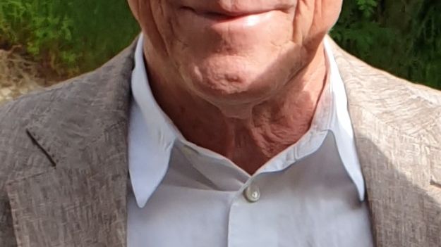 Tomas Lidman porträtt med sommarbakgrund.jpg
