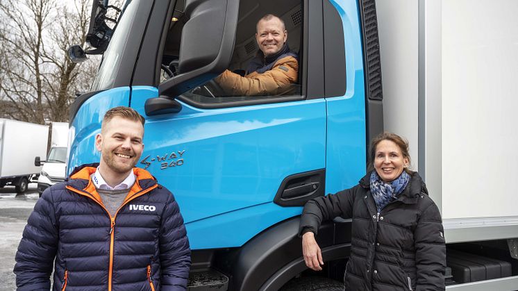 Rune Hammer (Key Account Manager i IVECO Norge) kunne overlevere den første S-Way 340 NP gassbilen til teknisk sjef Roy Gulbrandsen og assisterende direktør for bærekraft May-Kristin Solberg Willoch i PostNord.