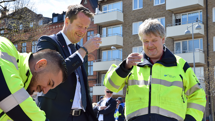 Inrikesminister Anders Ygeman var en av besökarna när Krisberedskapsveckan uppmärksammades i Landskrona. Här testar han vårt nödvatten tillsammans med VA-ingenjör Dejan Tucakov och säkerhetschef Anders Mårtensson.