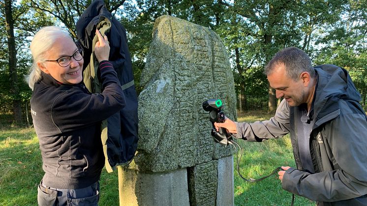 Skanning av runsten, ett samarbete mellan Lisbeth Imer vid Nationalmuseet i København och Henrik Zedig på Länsstyrelsen Västra Götaland Foto: Laila Kitzler Åhfeldt, Riksantikvarieämbetet /CC BY.