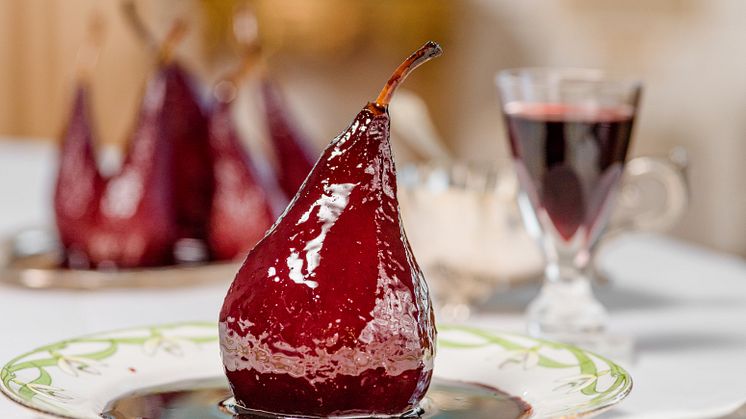 Poire au vin rouge. Päron i röd sås. Från kokboken Till bords på Prins Eugens Waldemarsudde. Foto: Yanan Li.