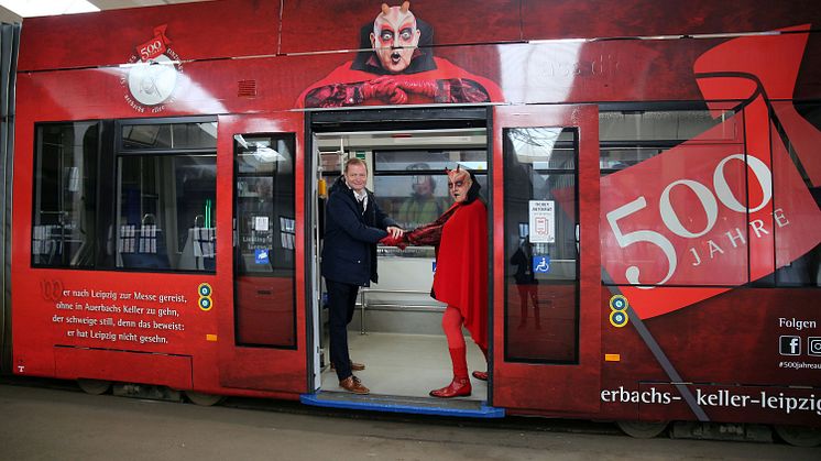 Einweihung der Jubiläums-Straßenbahn durch René Stoffregen und Mephisto (alias Hartmut Müller) - Foto Andreas Schmidt