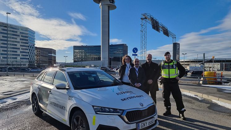 Från vänster: Lena Johansson, regionchef Öst, Yazdan Gilani, avdelningschef och säkerhetsansvarig Aviation, Håkan Lindoff, operativ chef Bevakning, och en av skyddsvakterna i uppdraget.
