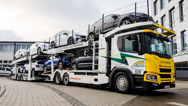 Weltweit erster vollelektrischer Scania Standard-Autotransporter geht in den Einsatz