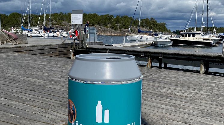Pantkärl på en brygga
