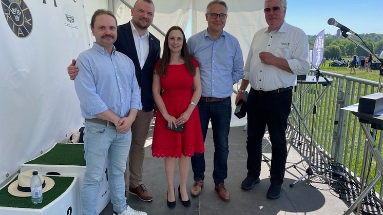 Kalle Bäck (moderator), Ivan Radulovic, KAK, Boriana Åberg (M), Johan Danielsson (S) och Kåge Schildt, Svensk Bilsport. 