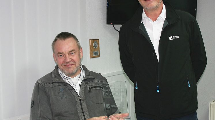 Reddelichs Bürgermeister Ulf Lübs (mit dem Deutsche Glasfaser Zukunftspokal in der Hand) mit Projektleiter Andreas Dankert.