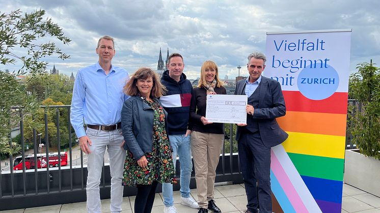 v. l .n. r.: Frank Steiner und Claudia Sürth (PrideZ Community), Uwe Weiler und Nathalie Hagen (KLuST e.V.) und Uwe Schöpe (Personalvorstand)
